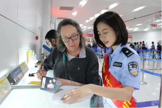 錢瑩敏利用自媒體推廣出入境邊檢工作。