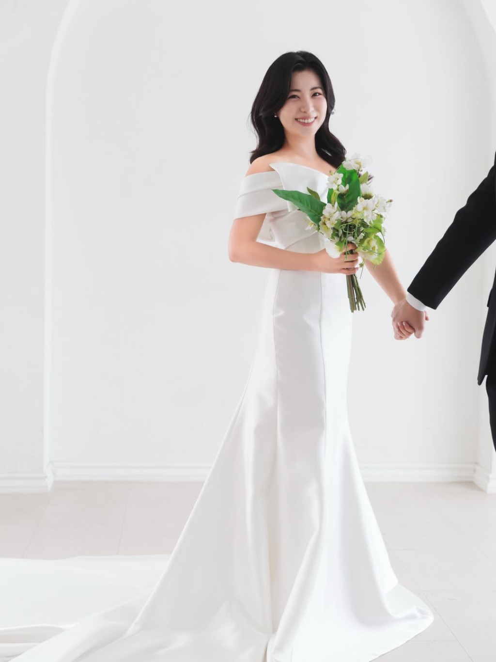 袁沅玉婚紗照盡顯優雅氣質。