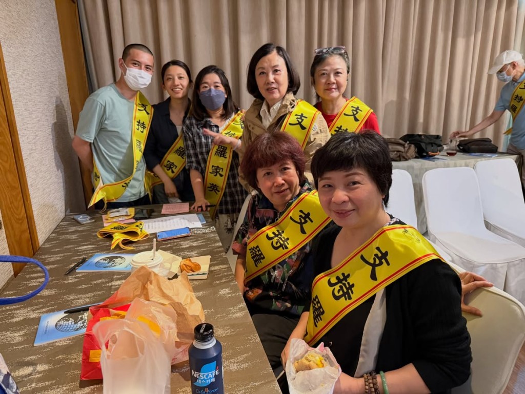 汪明荃與選舉團隊骨幹成員合照。 汪明荃與選舉團隊骨幹成員合照。
