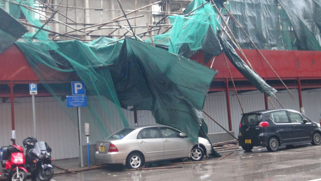 私家車險被壓毀。