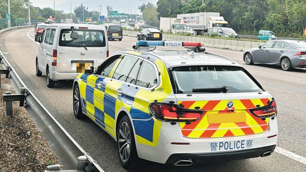 其實在車速70km/h以上三綫的道路，當局都會在道路兩旁聳立路牌，提醒駕駛人士除越過前車爬頭外，必需要靠左駛，否則屬違法。