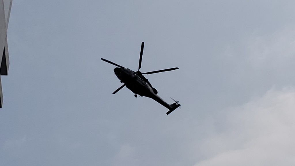 政府飛行服務隊派出直升機搜救，將事主送往東區醫院搶救。蔡楚輝攝