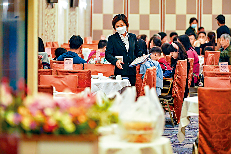 飲食業面對侍應、傳菜員及廚師不足的問題,有飲食集團聘用外勞解困。