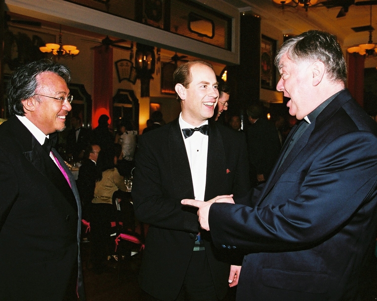 鄧永鏘（左）舉辦籌款晚宴，邀來英女皇的三子愛德華王子（中）出席，右為李文烈。