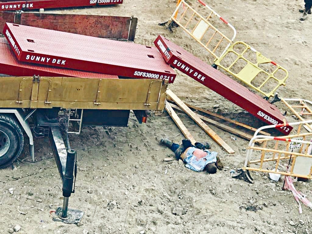 協助起卸大型鐵板的工人，被鐵板擊中頭部，由車斗墮地死亡。