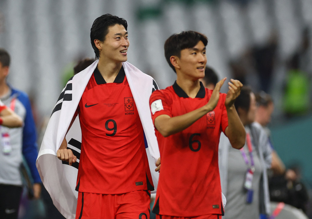 在球迷的電話轟炸下，曹圭成（左）不得不熄機專心於世盃之上。Reuters