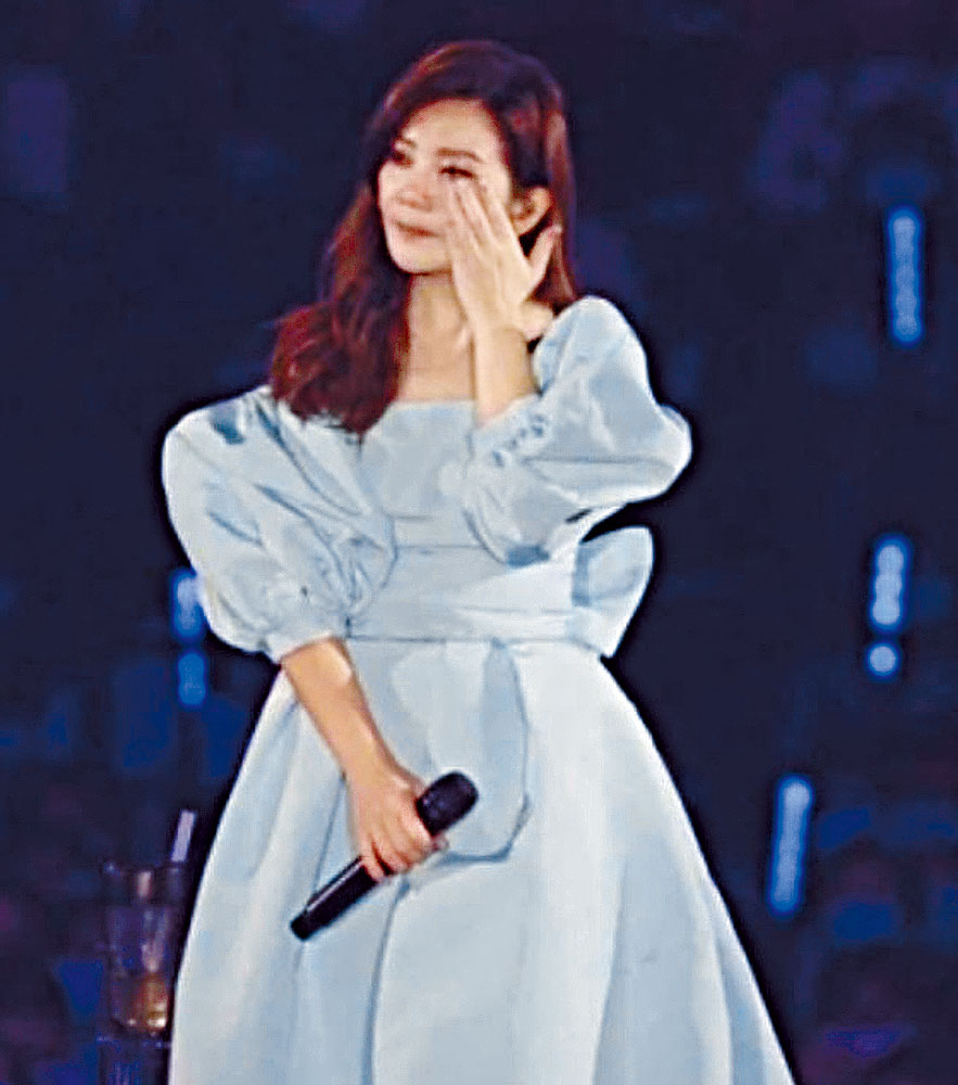 梁靜茹個唱中邀得陳綺貞任嘉賓，但演唱期間卻感觸落淚。