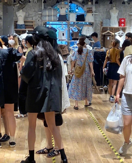 兩姊妹一齊行街,現場人頭湧湧。