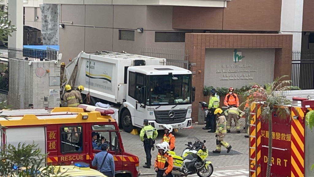 當時垃圾車沿富欣道倒車駛入漢華中學收垃圾期間，撞倒途經的老婦。楊偉亨攝