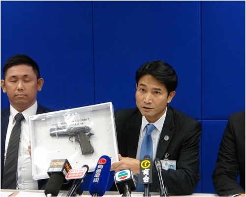 警司陳寶倫(中)指檢獲的槍械並非真槍。梁國峰攝