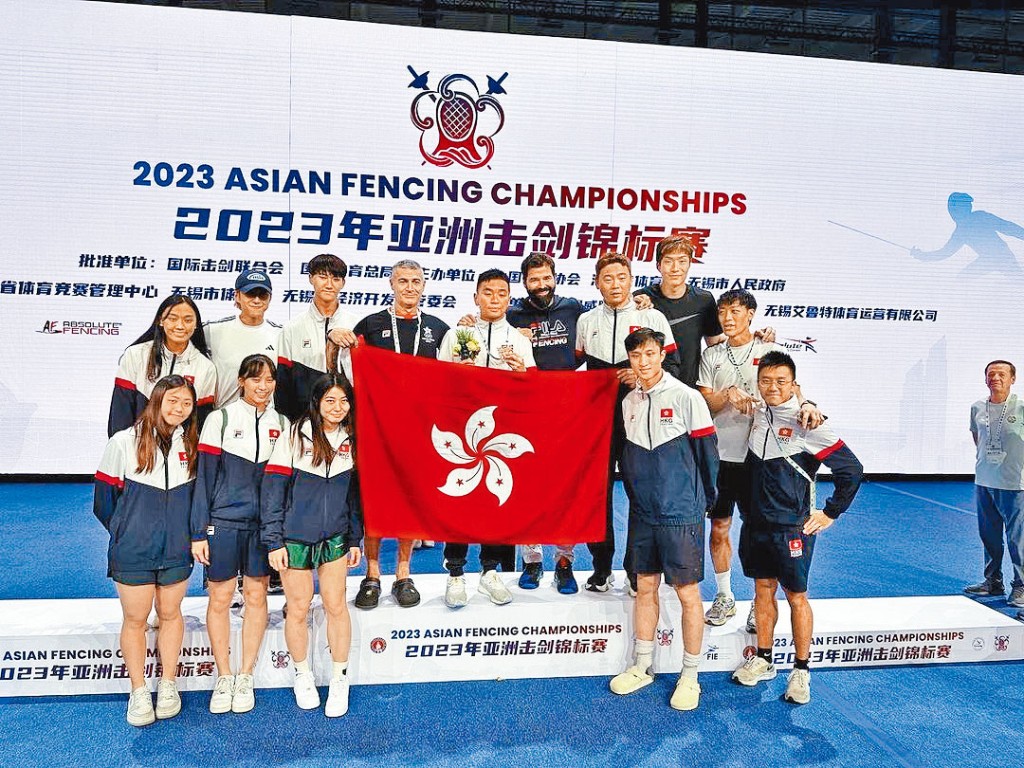 香港劍擊隊大合照，齊賀楊子加在男花奪銅。
