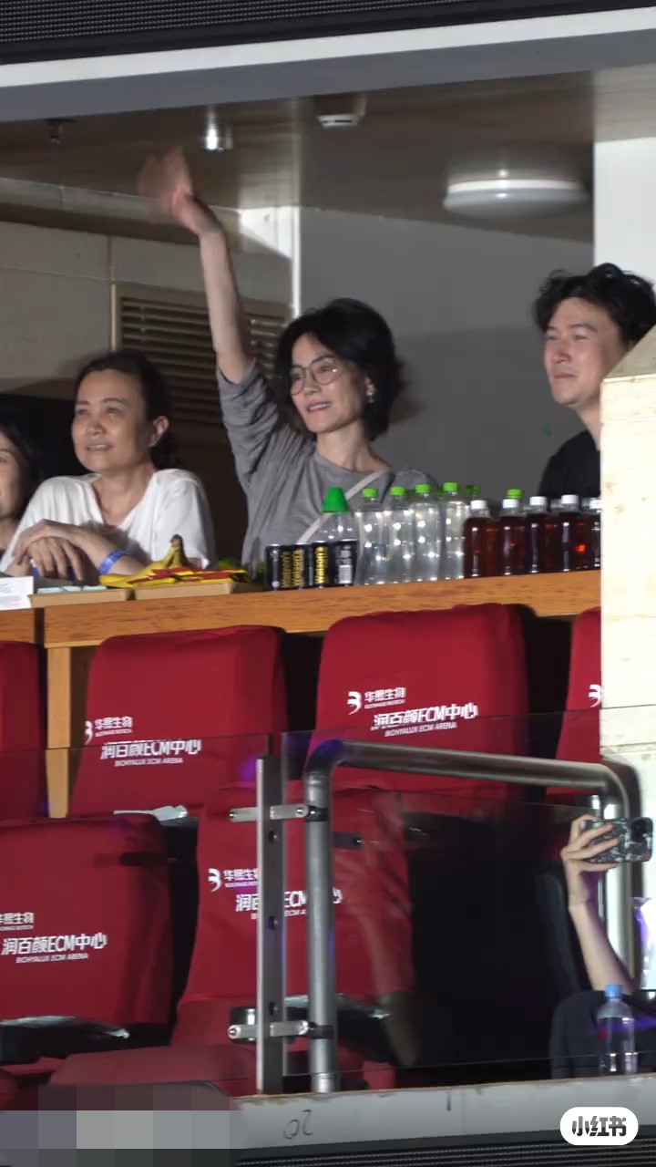 王菲在包廂內向著那英揮手,看起來心情極佳。 王菲在包廂內向著那英揮手,看起來心情極佳。