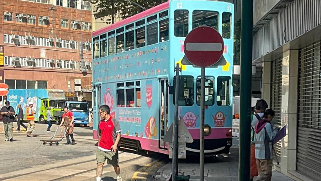 電車失控剷上行人路。網圖 電車失控剷上行人路。網圖