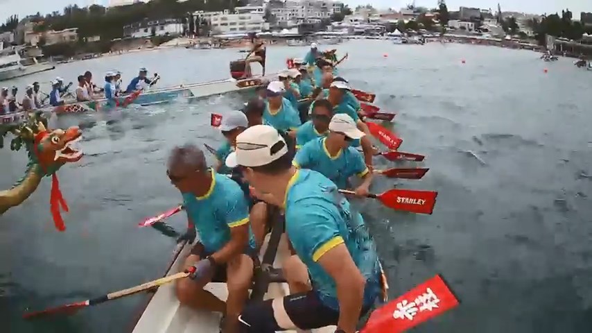 被撞的划手立即起身,無奈表示:「無得避!避都避唔到!」。Rambo Chan@YouTube 被撞的划手立即起身,無奈表示:「無得避!避都避唔到!」。Rambo Chan@YouTube