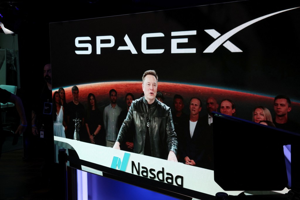 梁振英指SpaceX在短時間內迅速崛起，是利用美國高度市場化及資本主義社會的市場力量，迅速凝聚國家的資本、人才與技術。路透社