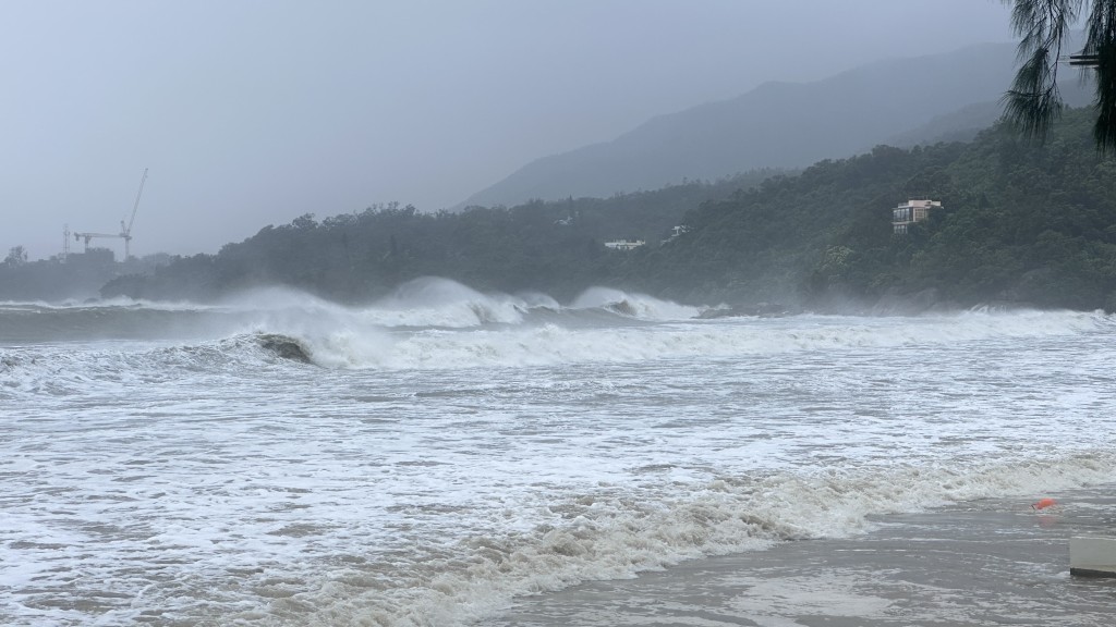 貝澳海面非常大浪。梁國峰攝