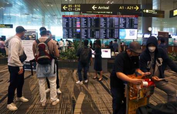 新加坡去年4月起擴大鬆綁邊境後機場人潮已遂漸增多。路透社