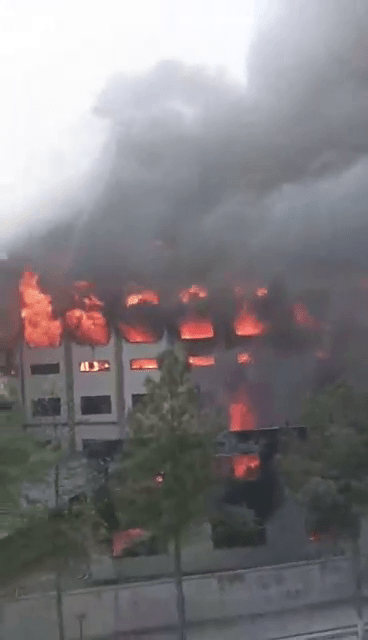 山東一化工廠房爆炸,網民拍下火場情況。 山東一化工廠房爆炸,網民拍下火場情況。