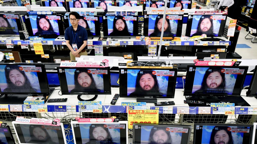 千葉縣浦安市一間電器店全部電視都在播麻原彰晃伏法的新聞。 美聯社資料圖
