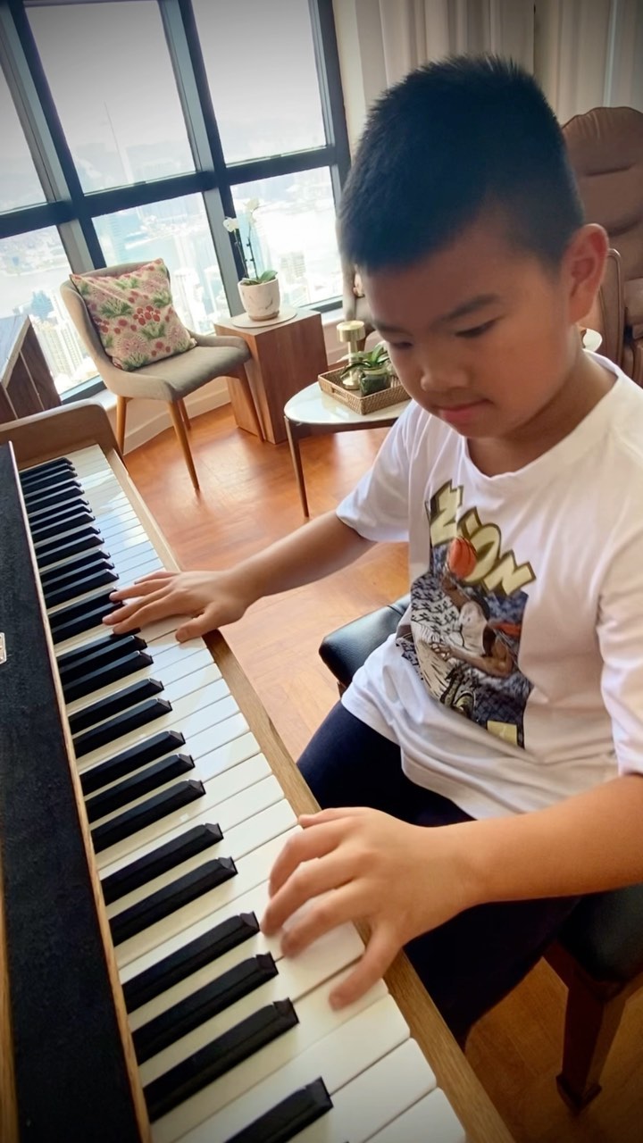 曹敏莉的兒子Marco識得彈琴。