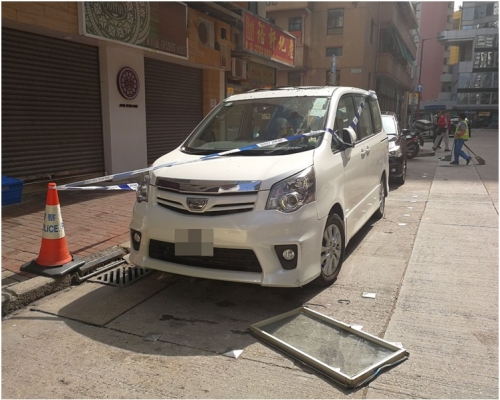 鋁窗擊毀車頂後再墮地。