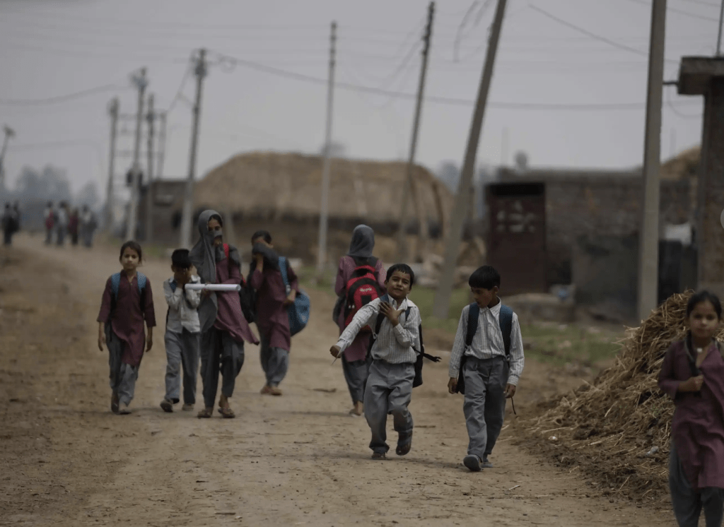 印度週三（5月8日）凌晨向巴基斯坦控制區多處發射導彈，造成至少3人死亡，包括一名兒童。美聯社