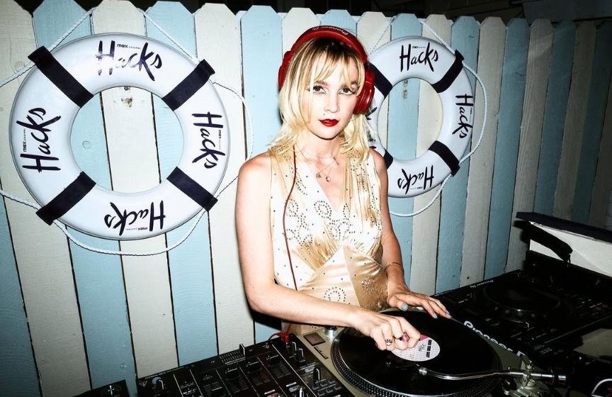 去年DJ Allie Teilz就曾重提17歲時在後台遭謝勒力圖性侵一事，引發多位受害人加入控訴行列。