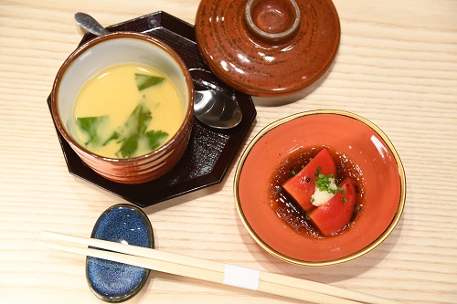 現時的前菜是來自靜岡的番茄及蒸蛋，前者以柚子醋、蒜花及蒜蓉調味；蒸蛋滑溜滋味。