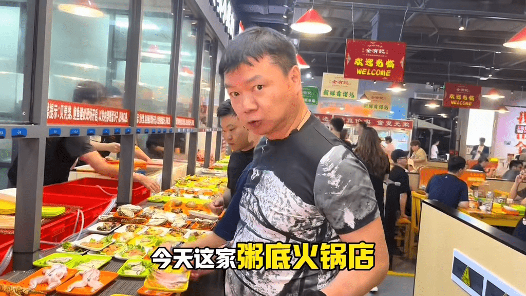 日前艾威又再上載新片，推介深圳一間人氣粥底火鍋店。