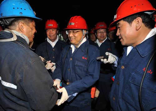 2008年7月28日，李克强在山西大同煤矿集团塔山煤矿看望一线工人。新华社