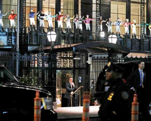 餐廳建築外部有33座騎師雕像。AP 