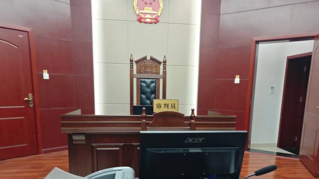 重庆有途人遭比特犬咬死，但狗主获判缓刑，引起网民异议。小红书
