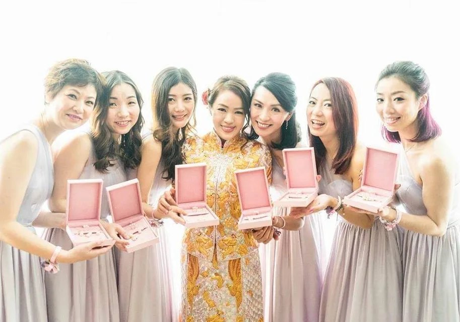 李漫芬今日（26日）在IG分享7年前結婚的照片，姊妹團有好友陳煒和Kawaii。