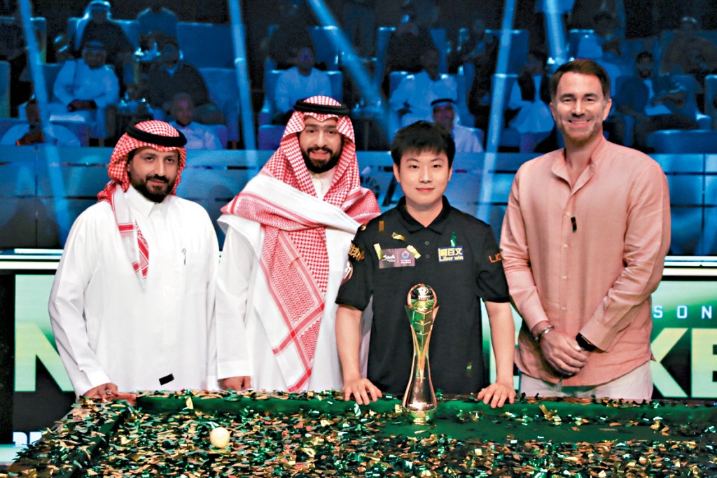 趙心童於利雅德賽事捧盃。