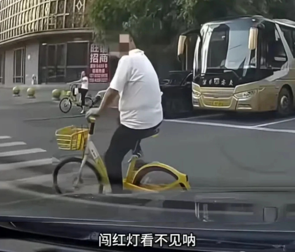 單車疑衝紅燈險撞私家車。 單車疑衝紅燈險撞私家車。