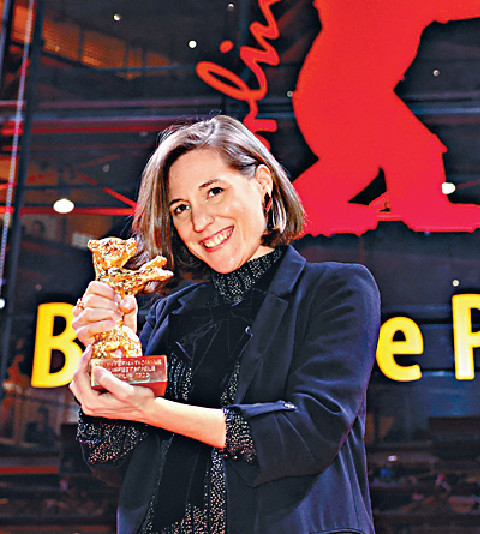 ■西班牙導演Carla Simon憑自傳片《Alcarràs》摘金熊獎。