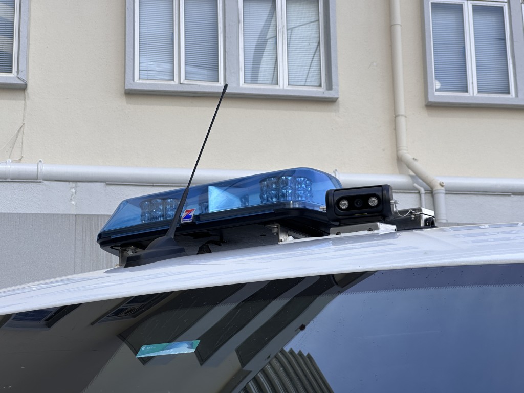 流動閉路電視會安裝在警察巡邏車車頂上的左前方。 流動閉路電視會安裝在警察巡邏車車頂上的左前方。