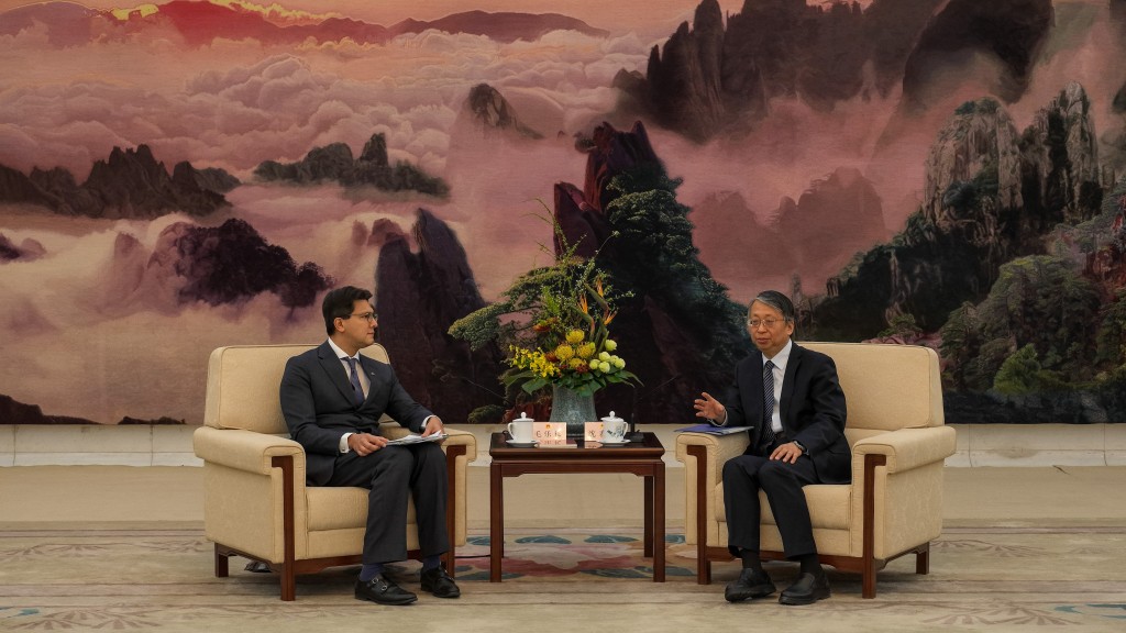 全國人大常委會基本法委員會主任、全國人大常委會法工委主任沈春耀（右）與香港大律師公會主席毛樂禮會面80分鐘， 討論共同關心的法律議題。