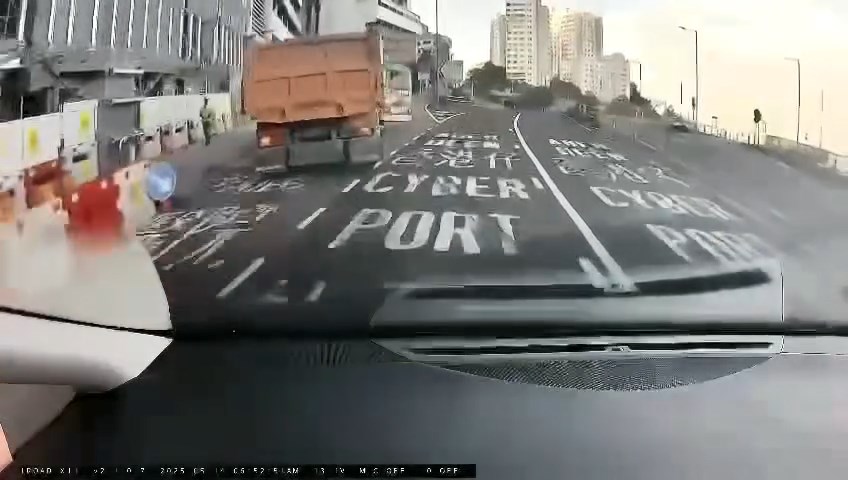 小巴駛至瑪麗醫院對開突然切線,泥頭車直撞小巴車身。 小巴駛至瑪麗醫院對開突然切線,泥頭車直撞小巴車身。