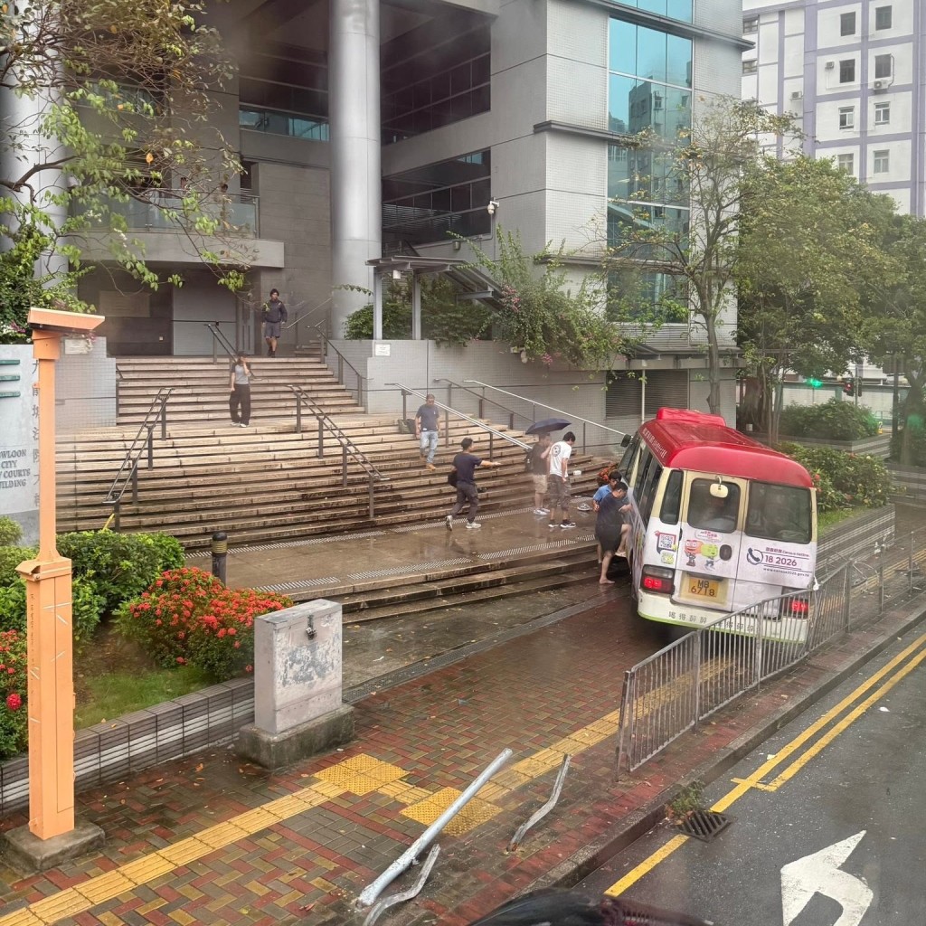 現場為亞皆老街九龍城裁判法院大樓外。FB：Eddie PT@馬路的事 (即時交通資訊台)