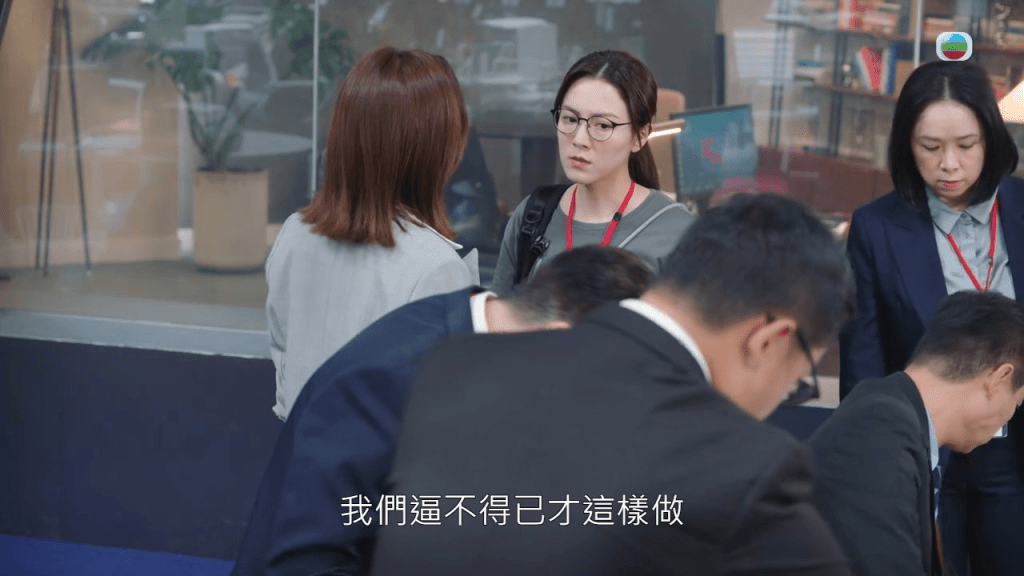 而李施嬅更找来公司法律部同事搜查王敏奕的位置，幸好的佘诗曼挡驾，更成功保住吴太的手提电话。