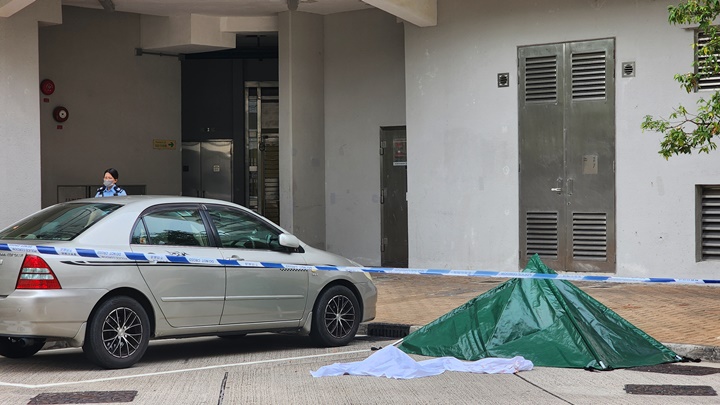 死者遺體蓋上帳篷。黃文威攝