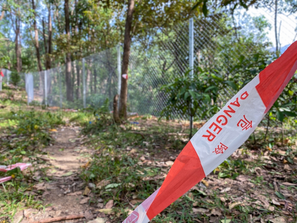 绿惜地球发现,枪会在山上兴建铁丝网。受访者提供图片