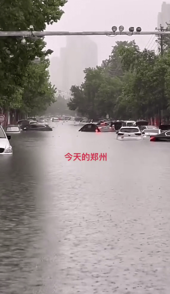 郑州暴雨，马路积水至挡风玻璃，多车被淹。