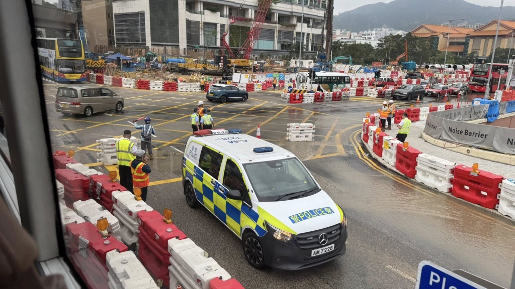 沙田大涌橋路近獅子山隧道公路一條鹹水管爆裂。網上圖片 沙田大涌橋路近獅子山隧道公路一條鹹水管爆裂。網上圖片
