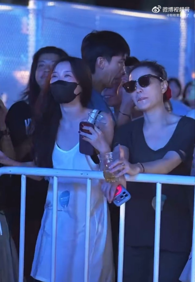 王菲與細女李嫣睇得好High。