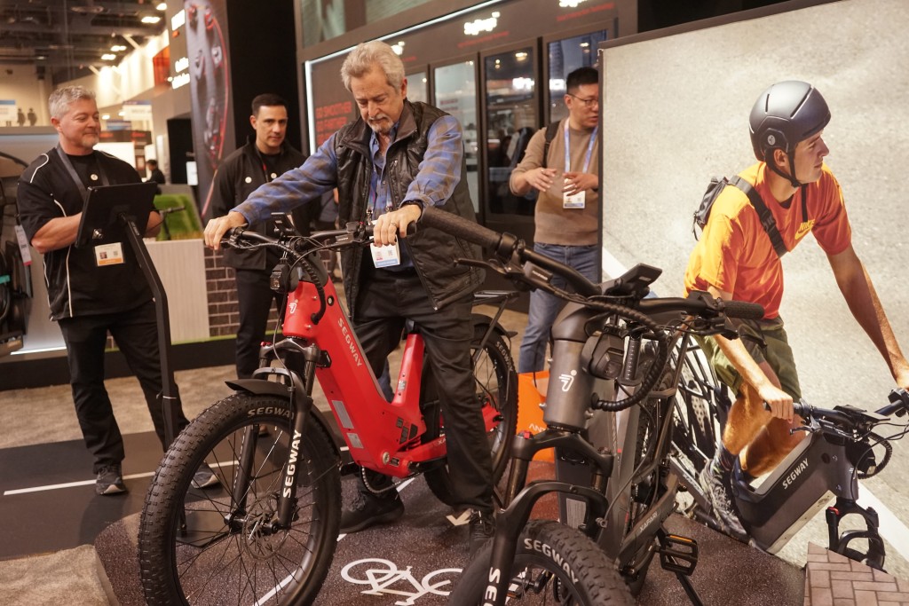 CES 2026，參觀者在九號公司展區體驗電動自行車。 新華社