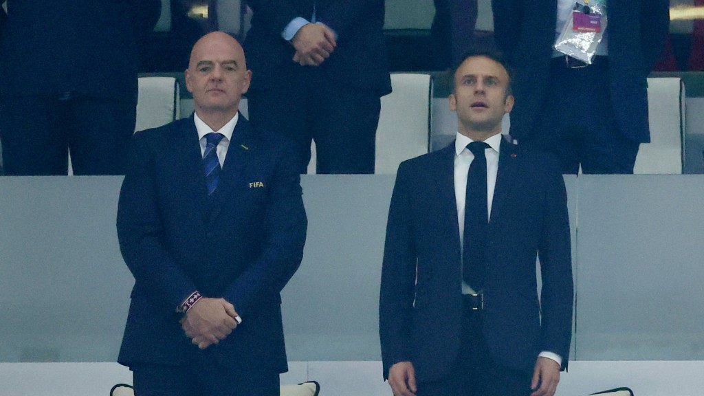 馬克龍(右)表示，周日總決賽法國對阿根廷，他也會繼續為國家隊打氣。REUTERS