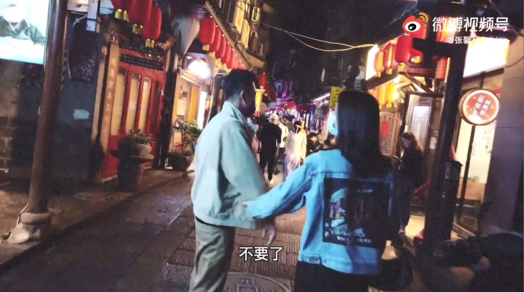 一見老公就拖手仔。