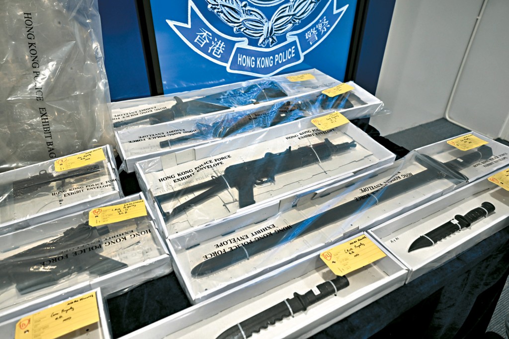 警方國安處在行動中檢獲5支長氣槍、2支氣手槍、5把仿製短刀、1把仿製長劍、格鬥用具等證物。